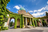 Der Eingang zum Mirogoj Friedhof in Zagreb, Kroatien, ist besonders majestätisch gestaltet - © Deymos.HR / Shutterstock
