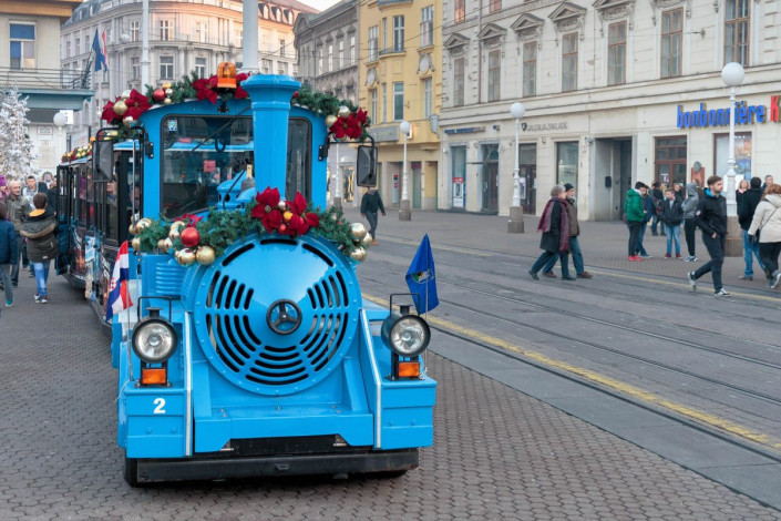 Im Advent ist in Zagreb ein Weihnchtszug unterwegs, hier gerade am Ban Jelačić-Platz, Kroatien