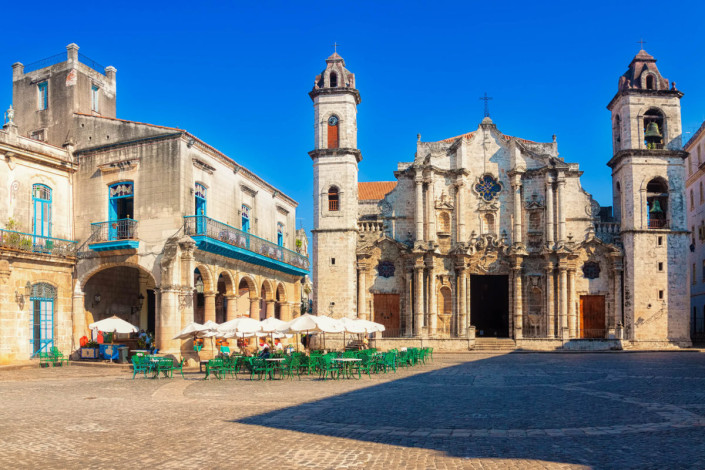 Die imposante Kathedrale San Cristóbal beeindruckt mit ihren beiden Türmen und der kunstvoll verzierten Fassade, Havanna, Kuba