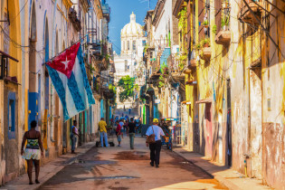 Stundenlang kann man durch die typisch karibischen Gässchen in der Altstadt von Havanna flanieren, Kuba