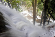 Das obere Ende des Kuang Si Wasserfalls in Laos kann durch einen steilen Pfad erreicht werden, von dort aus stürzt das Wasser 60 Meter freifallend in die Tiefe - © M R / Shutterstock