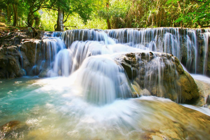 Die Kuang Si Wasserfälle (auch „Kuang Xi“) sind die größten Wasserfälle in Laos