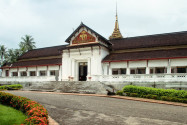 Der Königspalast Ho Kham in Luang Prabang wurde von 1904 bis 1909 errichtet und fungiert heute als Nationalmuseum, Laos - © Valery Shanin / Shutterstock