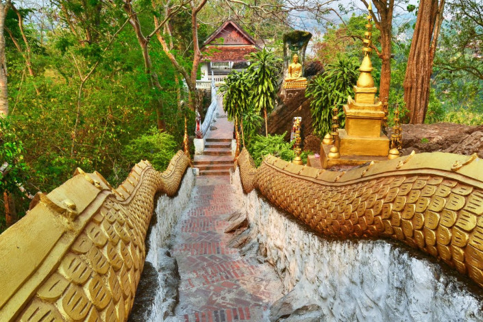 Der Phousi am Ufer des Mekong, der heilige Berg von Luang Prabang, kann über 328 Stufen bestiegen werden, Laos
