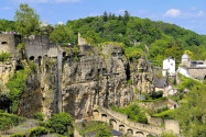 Blick auf die Kasematten in der Stadt Luxemburg, die Überreste der historischen Befestigungsanlagen aus dem 17. Jahrhundert sind, Luxemburg - © skyfish / Shutterstock
