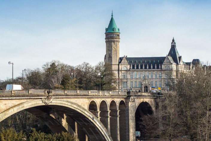 Der auffällige Turm am Ende der Pont Adolphe in Luxemburg Stadt gehört nicht etwa zu einem Schloss, sondern zur städtischen Sparkasse