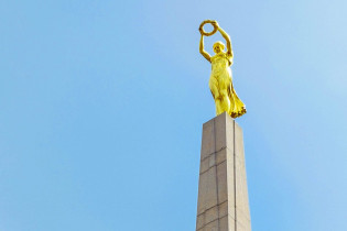 Die 21m hohe "Gëlle Frau" ("Goldene Dame") am Place de la Constitution in Luxemburg Stadt erinnert an die Gefallenen des Ersten Weltkriegs
