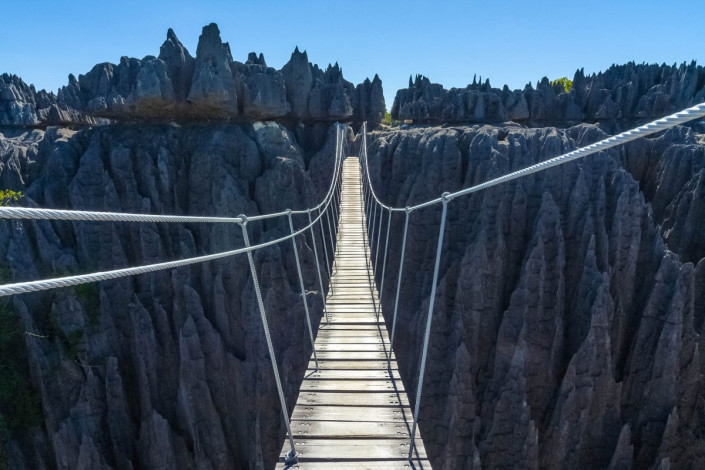 Eine Hängebrücke führt über eine zerklüftete Schlucht im Nationalpark Tsingy de Bemaraha, Madagaskar