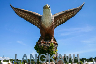 Das Wahrzeichen der beliebten Ferieninsel Langkawi in Malaysia
