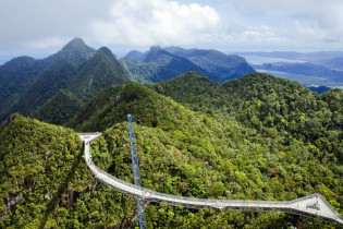 Die Langkawi Sky Bridge - eine Hängebrücke auf dem Mount Mat Cincang in knapp 700 Metern Höhe, Langkawi, Malaysia