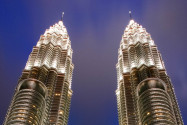 Die imposanten Petronas Towers mit der markanten Skybridge in 172 Metern Höhe bei Nacht, Kuala Lumpur, Malaysia - © ezk / franks-travelbox