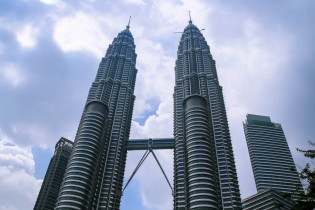Die Petronas Towers sind das Wahrzeichen von Kuala Lumpur und waren von 1996 bis 2004 das höchste Gebäude der Welt, Malaysia