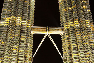 Die tägliche Ticketanzahl für die Skybridge zwischen den Petronas Towers in Kuala Lumpur ist beschränkt und zu Mittag meist schon ausverkauft, Malaysia