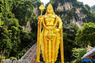 Die über 40m hohe goldene Statue am Fuß der Batu Höhlen stellt den Hindu-Gott Murugan dar, Malaysia - © ezk / franks-travelbox