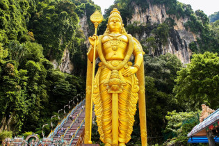 Die über 40m hohe goldene Statue am Fuß der Batu Höhlen stellt den Hindu-Gott Murugan dar, Malaysia