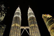 Durch ihr enormes Gewicht von 300.000 Tonnen pro Turm zählen die Petronas Towers in Kuala Lumpur zu den erdbebensichersten Bauten der Welt, Malaysia - © ezk / franks-travelbox