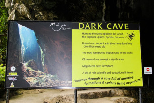 Eine Hinweistafel in den Batu Caves, Malaysia