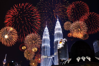 In der Silvester-Nacht strahlen die 450m hohen Petronas Towers in Kuala Lumpur mit einem spektakulären Feuerwerk um die Wette
