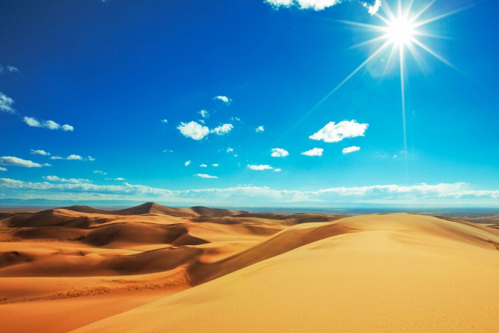 Blauer Himmel und gewaltige Sanddünen, Sahara, Marokko