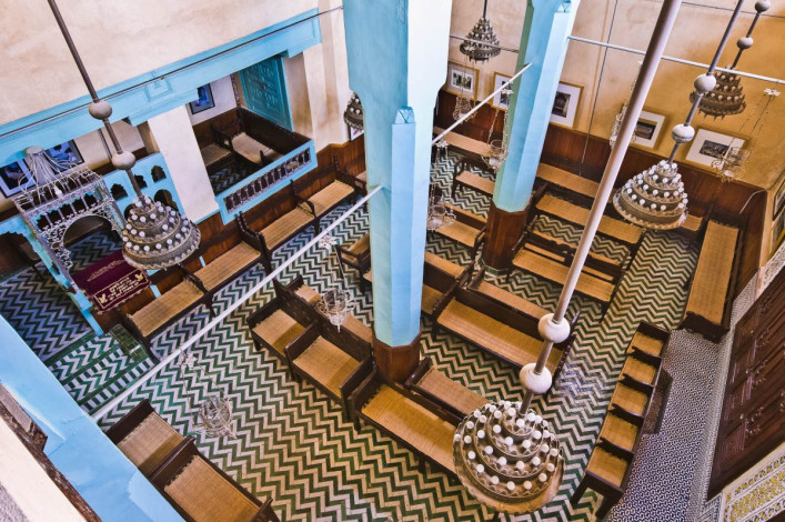 Blick von oben in den Innenraum der Ibn Danan Synagoge aus dem 17. Jahrhundert in Fes, Marokko