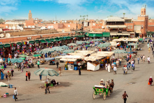 Buntes Treiben auf dem Djemaa el-Fna, dem Hauptlatz der Medina von Marrakesch in Marokko