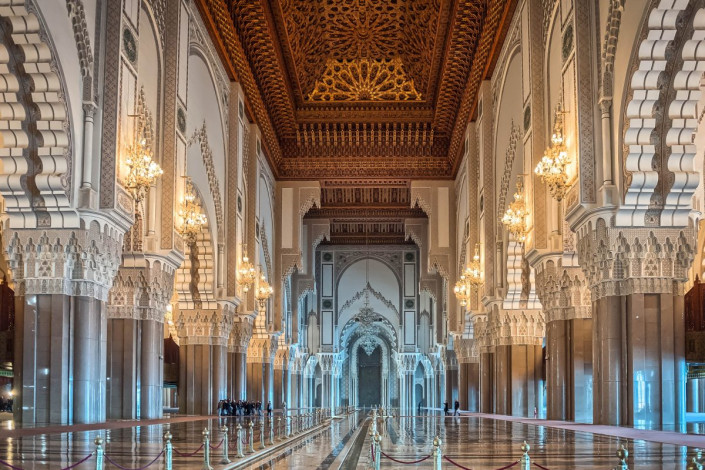 Die Fläche der Gebetshalle der Hassan-II.-Moschee umfasst 20.000 Quadratmeter und fasst somit etwa 25.000 Menschen zum Gebet, Casablanca, Marokko