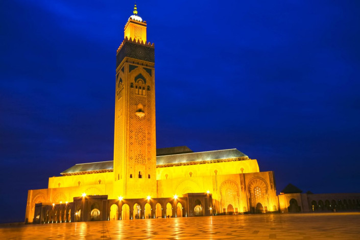 Die Hassan-II.-Moschee in Casablanca bei nächtlicher Beleuchtung, Marokko