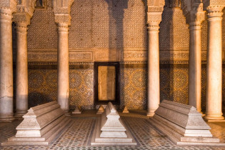 Die Halle der zwölf Säulen in den berühmten Saaditengräbern in Marrakesch mit prachtvollen Kachelmustern und Zedernholzschnitzereien, Marokko