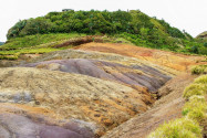 Die Siebenfarbige Erde von Mauritius entstand über Jahrtausende durch die Umwandlung von Basaltlava in Tonminerale - © ezk / franks-travelbox
