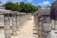 Blick auf die Ruinen der Halle der 1000 Säulen in Chichén Itzá in Mexiko - © rmarinello / Fotolia