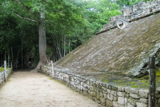 Die Ruinenstätte Cobá liegt ca. 40 Kilometer von der karibischen Küste entfernt, in etwa in der Mitte zwischen Valladolid und Tulum, Mexiko