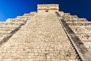 Das wohl berühmteste Gebäude in Chichen Itza, die Kukulkan-Pyramide, auch El Castillo genannt, Mexiko - © jgorzynik / Fotolia