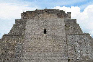 Die Pyrámide del Adivino (Pyramide des Zauberers) wurde der Legende nach von einem Zwerg in nur einer Nacht erbaut; heutigen Forschungen zufolge betrug die Bauzeit über 300 Jahre, Uxmal, Mexiko