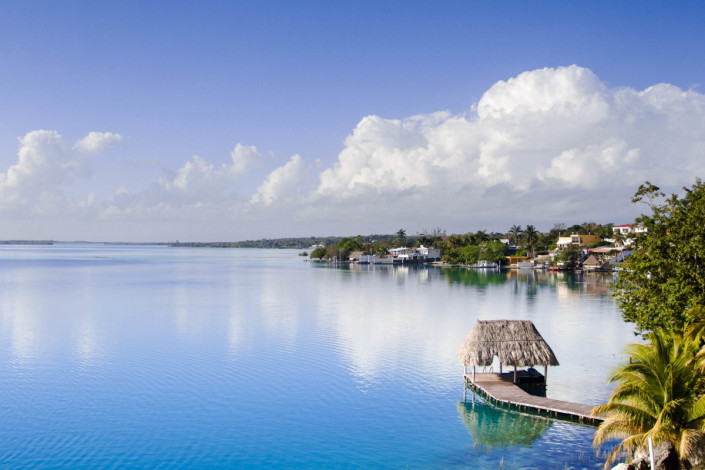 Die über 40 Kilometer lange paradiesische Lagune von Bacalar liegt am Südende der Riviera Maya und wird auch See der sieben Farben genannt, Mexiko