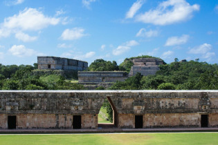 Ruinen in der Ausgrabumngsstätte Uxmal auf der mexikanischen Halbinsel Yucatan