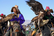 Die Atmosphäre des Golden Eagle Festivals ist immer beeindruckend, Mongolei - © Tomas1111 / Shutterstock