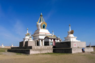 Die Goldene Stupa im Kloster Erdene Zuu ist dem Dalai Lama gewidmet und mit 13m die höchste Stupa der Mongolei - © E. Pals / Shutterstock