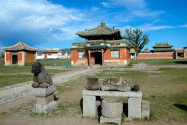 Einer der vier überlebenden Tempel in der Klosteranlage Erdene Zuu in der Zentral-Mongolei - © Louise Cukrov / Shutterstock