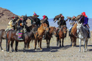 Zu den Wettkämpfen der Adlertrainer zählen Kamel- und Pferderennen, Bogenschießen und die kasachischen Reiterspiele „Tiyn Teru“, Golden Eagle Festival, Mongolei - © Tomas1111 / Shutterstock