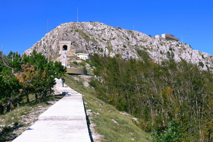 461 Stufen führen vom Parkplatz zum höchst gelegenen Grabtempel der Welt, dem Njegoš-Mausoleum im Lovćen-Nationalpark in Montenegro