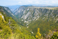 Auf einer Fläche von knapp 400km2 umfasst der Durmitor Nationalpark spektakuläre Schluchten, saphirblaue Bergseen und 48 schroffe 2000er, Montenegro - © FRASHO / franks-travelbox