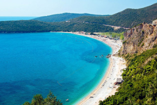 Budva im Süden Montenegros liegt inmitten einer Reihe von traumhaften Stränden und Buchten, hier der berühmte Strand Jaz