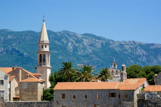 Der Glockenturm der Kirche Sveti Ivan ragt weit über das ziegelrote Dächermeer von Budva im Süden Montenegros