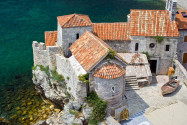 Die beiden kleinen Kirchen Sveti Sava und Sveti Marija in Punta in der Altstadt von Budva bilden ein malerisches Ensemble, Montenegro - © Meryll / Shutterstock