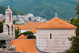 Die Kirche der Hl. Dreifaltigkeit in der Altstadt von Budva wurde 1804 fertiggestellt und fällt durch ihr rot und weiß gemustertes Mauerwerk auf, Montenegro