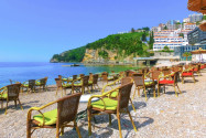 Gemütliches Freiluft-Café am herrlichen Mogren-Strand von Budva, Montenegro - © Solarisys / Shutterstock
