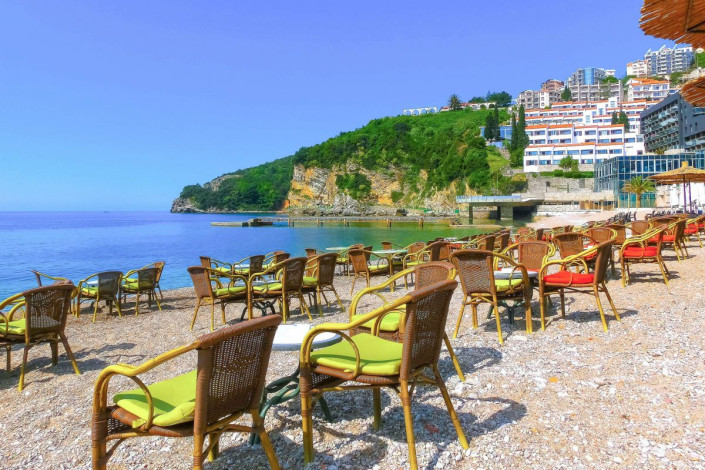 Gemütliches Freiluft-Café am herrlichen Mogren-Strand von Budva, Montenegro