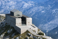 Das Njegoš-Mausoleum mit seinen spektakulären Skulpturen wurde vom kroatischen Künstler Ivan Mestrovic  nach vierjähriger Bauzeit 1974 fertiggestellt, Montenegro - © ddsign / Shutterstock