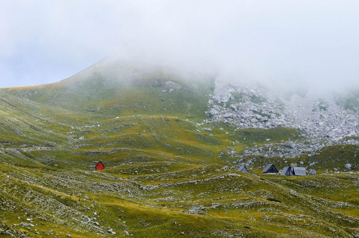 Das Wetter in den Bergen des Durmitor Nationalparks in Montenegro kann tückisch sein, Wanderer machen sich am besten auf alles gefasst