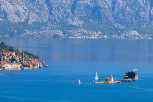 Der Ort Perast und die Insel Gospa od Škrpjela, Bucht von Kotor, Montenegro